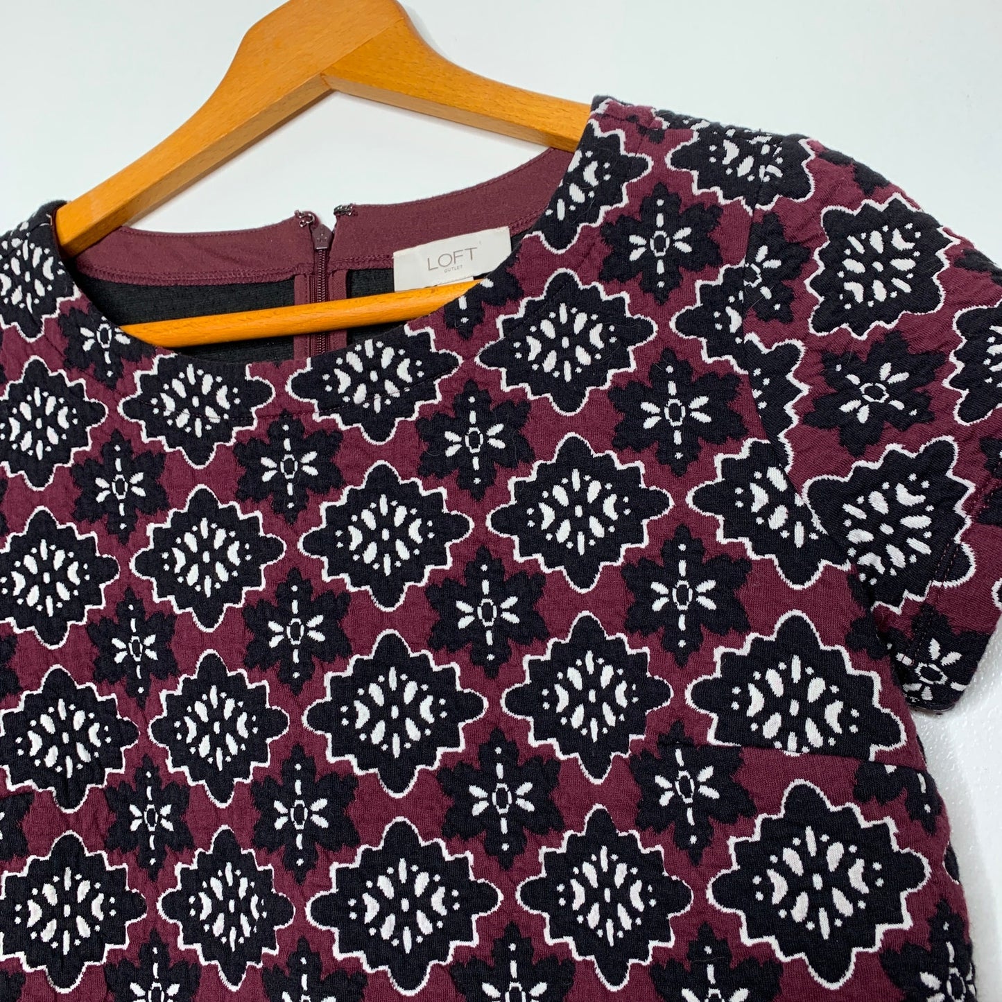 Loft maroon geometric floral pattern quilted jacquard mini dress SZ S