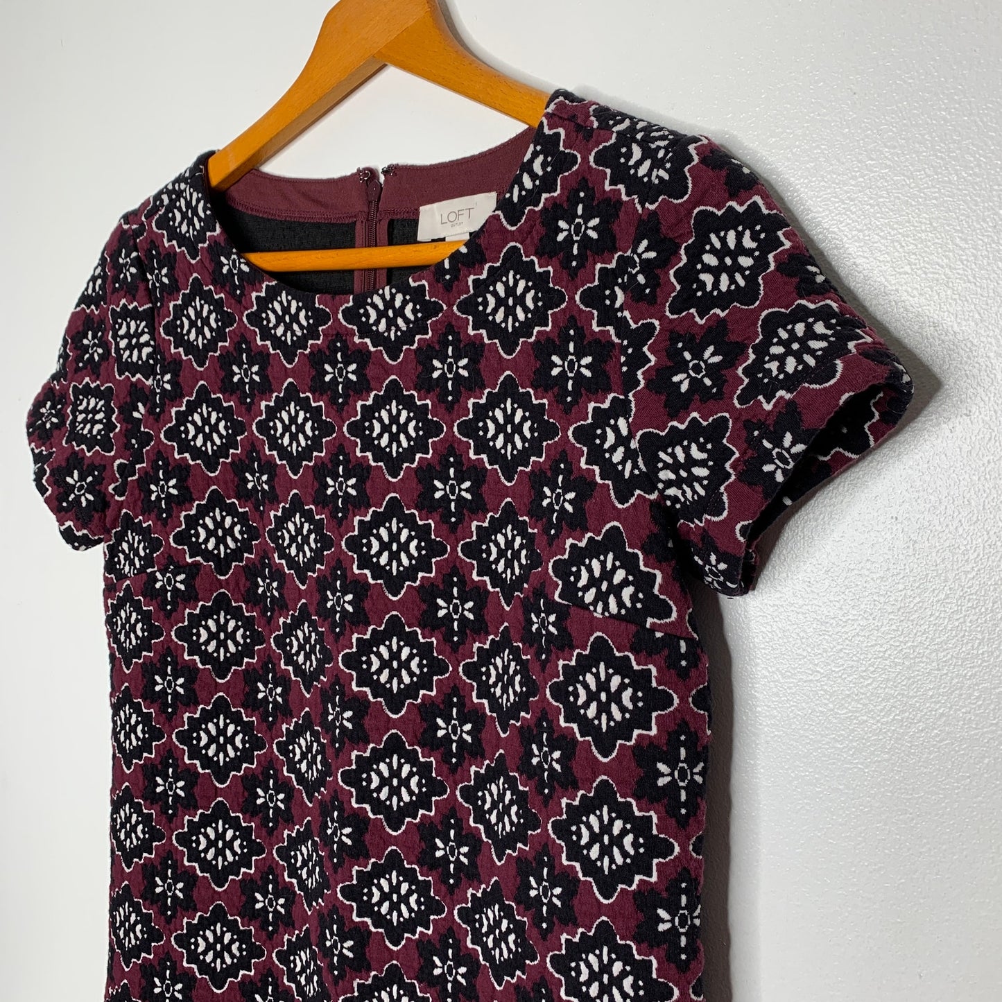 Loft maroon geometric floral pattern quilted jacquard mini dress SZ S